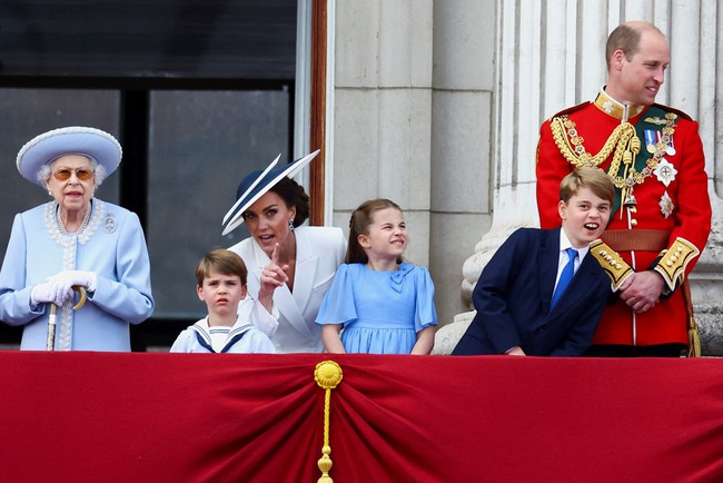 Unforgettable moment: The Queen of England radiantly appeared on the balcony of the Palace, making an emotional gesture with the daughter of Princess Kate - Photo 3.