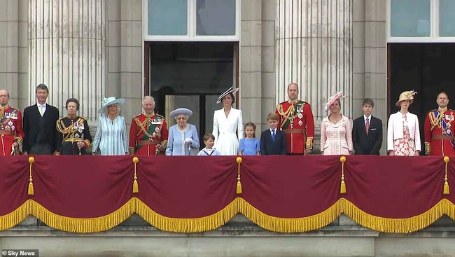 Prince Louis had an adorable moment at the Platinum Parade, a true replica of his dad and brother George!  - Photo 4.