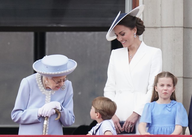 Unforgettable moment: The radiant British Queen appeared on the balcony of the Palace, making an emotional gesture with the daughter of Princess Kate - Photo 6.