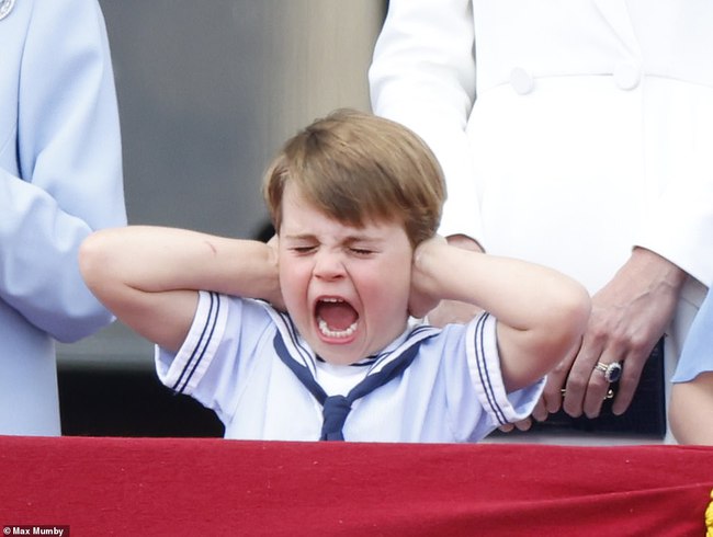 Prince Louis had an adorable moment at the Platinum Parade, a true replica of his dad and brother George!  - Photo 7.