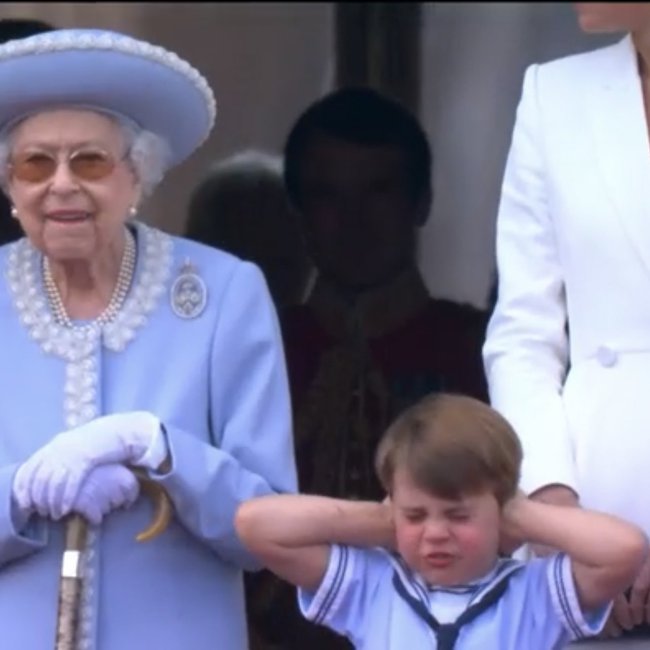 Prince Louis had an adorable moment at the Platinum Parade, a true replica of his dad and brother George!  - Photo 8.