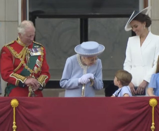 Prince Louis had an adorable moment at the Platinum Parade, a true replica of his dad and brother George!  - Photo 9.