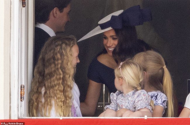 Thời khắc khó quên: Nữ hoàng Anh rạng rỡ xuất hiện trên ban công Cung điện, có cử chỉ đầy xúc động với con nhà Công nương Kate - Ảnh 9.