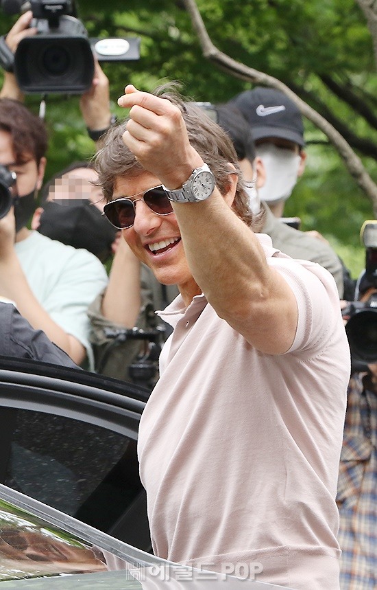 Tom Cruise gây sốt với màn nhập gia tùy tục khi đến Hàn: Hết bắn tim đến tạo dáng kết màn như idol Kpop - Ảnh 4.