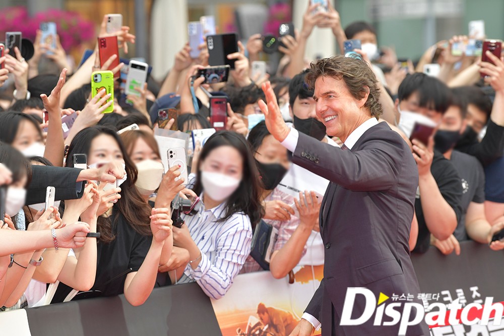Tom Cruise gây sốt với màn nhập gia tùy tục khi đến Hàn: Hết bắn tim đến tạo dáng kết màn như idol Kpop - Ảnh 9.
