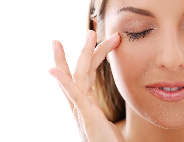 7 cách chăm sóc da mắt để duy trì vẻ ngoài trẻ trung - Ảnh 1.