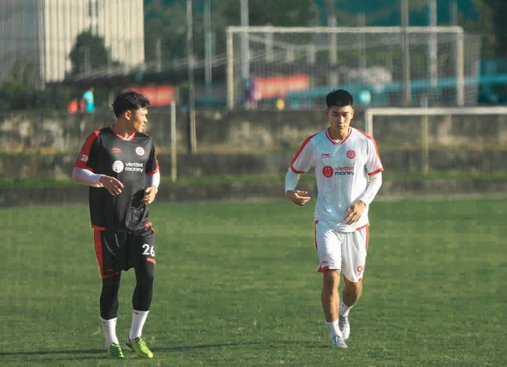 Nhâm Mạnh Dũng dọa nạt thủ môn Trần Nguyên Mạnh: Cẩn thận mất vị trí nhé! - Ảnh 1. Nhâm Mạnh Dũng dọa nạt thủ môn Trần Nguyên Mạnh: Cẩn thận mất vị trí nhé! - Ảnh 1.