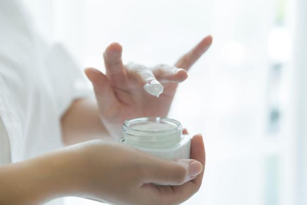 7 cách chăm sóc da mắt để duy trì vẻ ngoài trẻ trung - Ảnh 3.