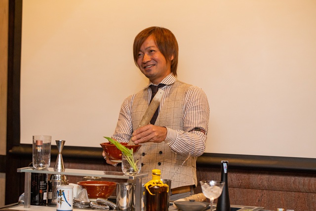At the age of 18, he went to the city to apply for a job, the 39-year-old greatest bartender in Japan won many prestigious awards in Asia, still taking care of the herbal garden by himself, not afraid of the sun and rain - Photo 2.