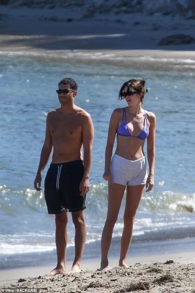Siêu mẫu đắt giá nhất thế giới khoe eo thon, chân dài với bikini sexy trên bãi biển - Ảnh 2.