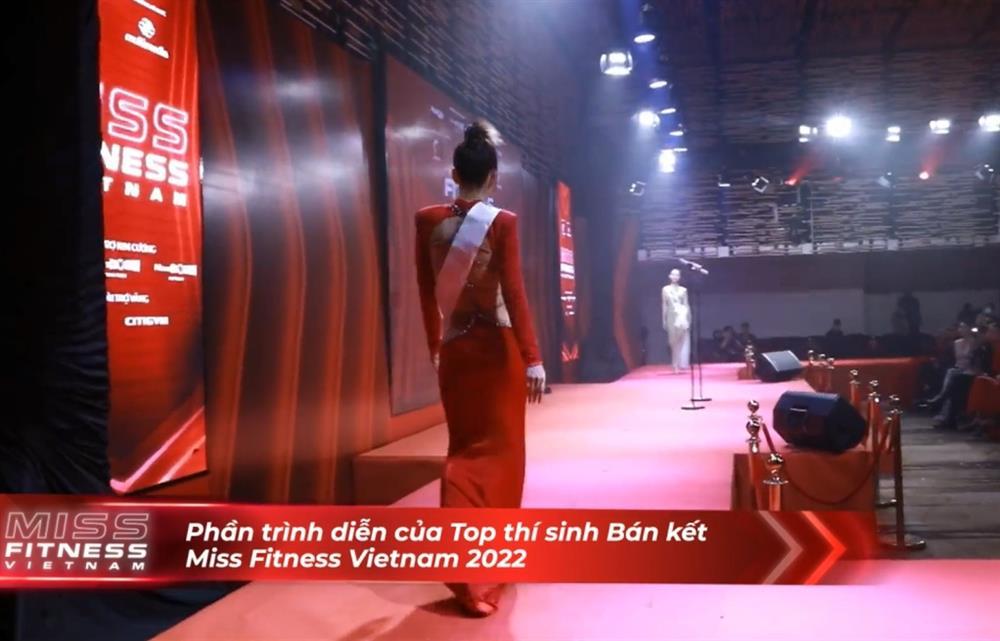 Lê Bống diện váy cut-out táo bạo giống với Hoa hậu Thùy Tiên, đi catwalk và hô tên tạo sự chú ý - Ảnh 3.