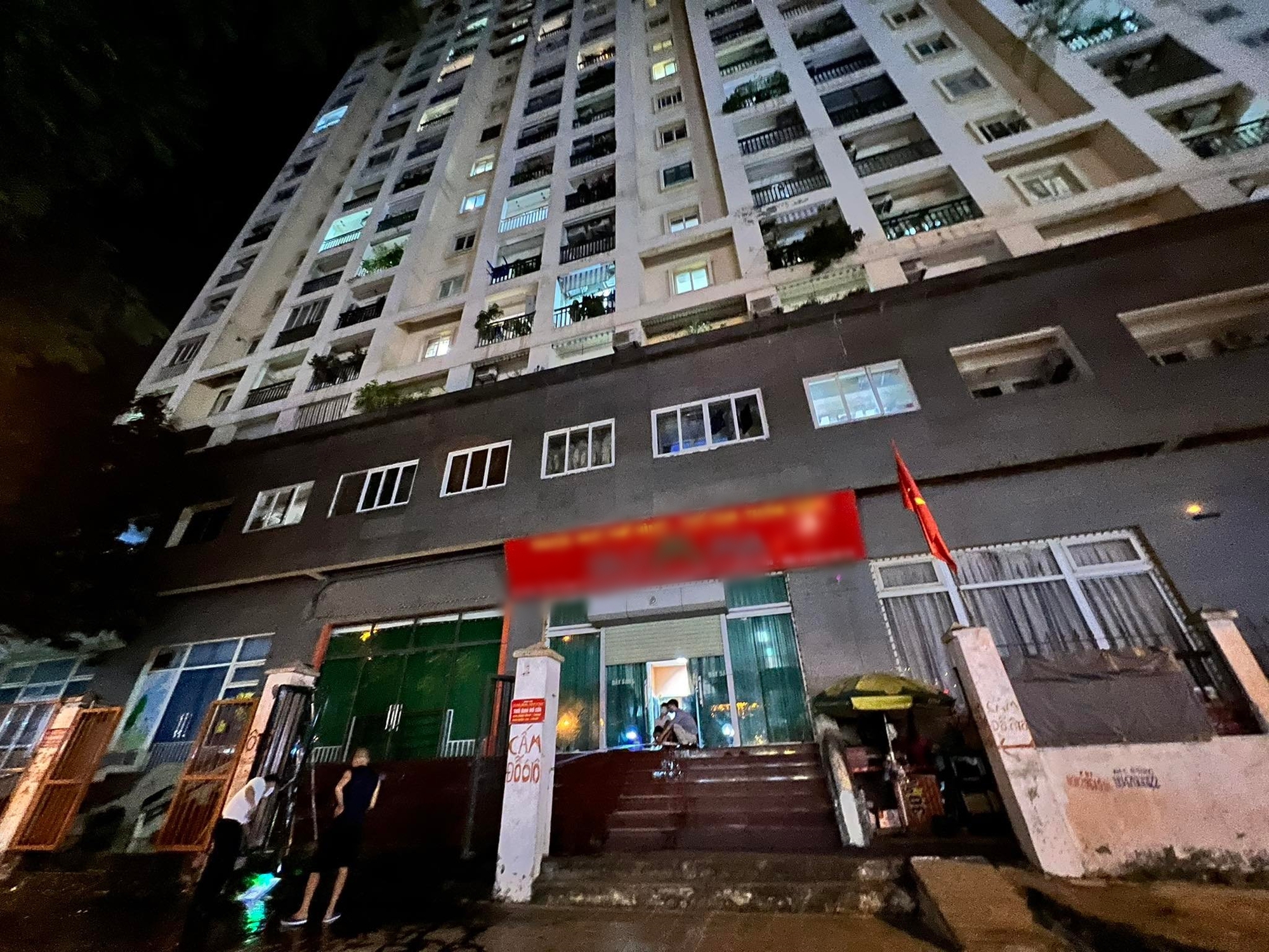 Hà Nội: Người đàn ông rơi từ tầng cao chung cư tử vong, thi thể mắc vào hàng rào - Ảnh 1. Hà Nội: Người đàn ông rơi từ tầng cao chung cư tử vong, thi thể mắc vào hàng rào - Ảnh 1.