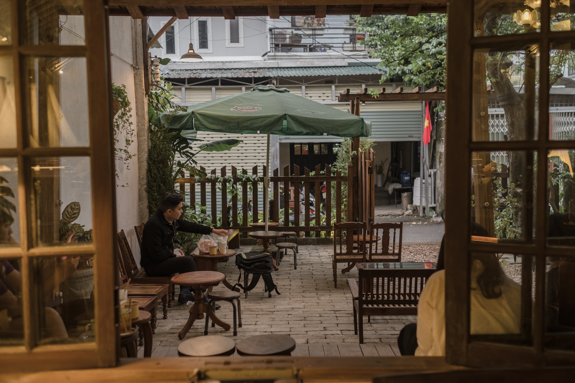 Những địa điểm xứ Huế đang được check-in rần rần mùa hè này: Đừng quên mặc cổ phục chụp ảnh và ghé loạt cà phê đậm chất thơ - Ảnh 19.