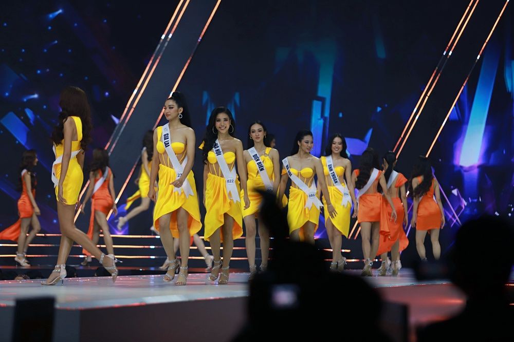 Loạt khoảnh khắc đáng nhớ trong Bán kết Hoa hậu Hoàn vũ Việt Nam 2022: Đỗ Nhật Hà gây xúc động mạnh với tiết mục đặc biệt - Ảnh 3.