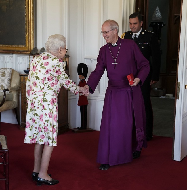 Nữ hoàng Anh xuất hiện với chi tiết khác thường, tặng đặc ân mới cho vợ chồng Công nương Kate - Ảnh 1.