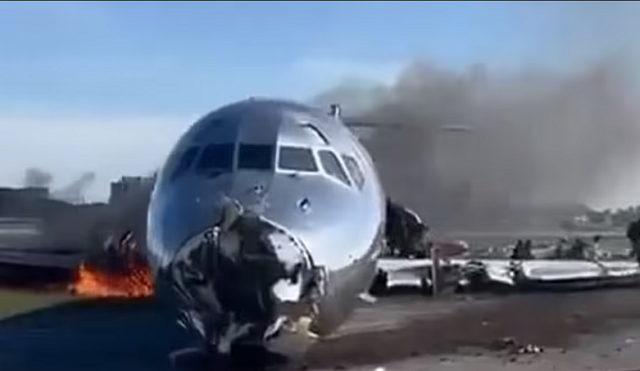 Máy bay gặp sự cố phải hạ cánh khẩn cấp và bốc cháy tại sân bay Miami - Ảnh 1.