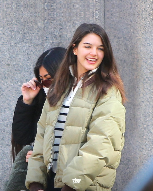 Suri Cruise ở tuổi 16 sở hữu diện mạo xinh đẹp, được ví như bản sao của mẹ - Ảnh 6.