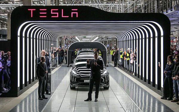 Các nhà máy Tesla đang lỗ hàng tỷ USD - Ảnh 1. Các nhà máy Tesla đang lỗ hàng tỷ USD - Ảnh 1.