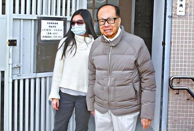 被億萬富翁李嘉誠隱藏22年的驕傲孫女的身份剛剛被揭露，繼承了700億港元的財富——圖2。