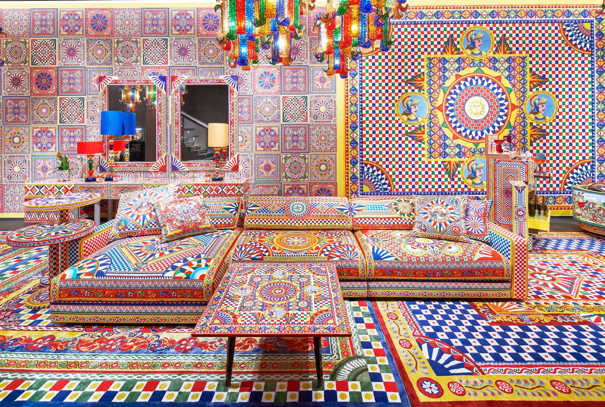 B&ecirc;n trong cửa h&agrave;ng b&aacute;n đồ nội thất đầu ti&ecirc;n của Dolce & Gabbana - Ảnh 1.