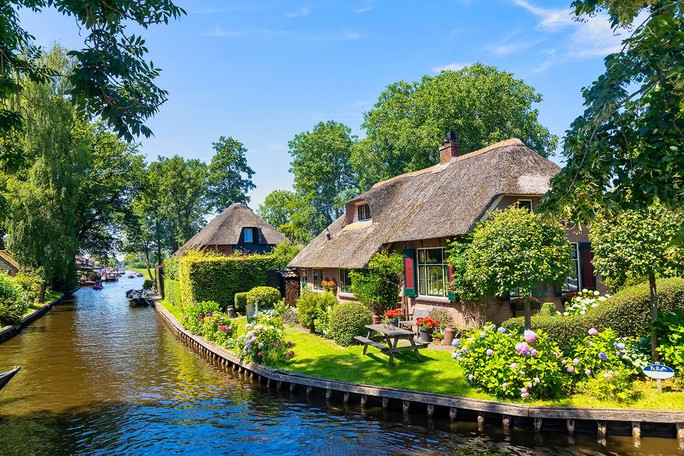 Discover many interesting destinations in the Netherlands in the summer - Photo 1.