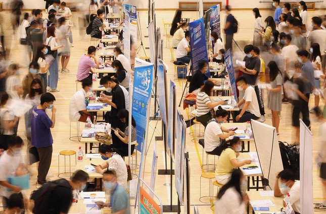 Người trẻ mới tốt nghiệp ở Trung Quốc đỏ mắt t&igrave;m việc  - Ảnh 2.