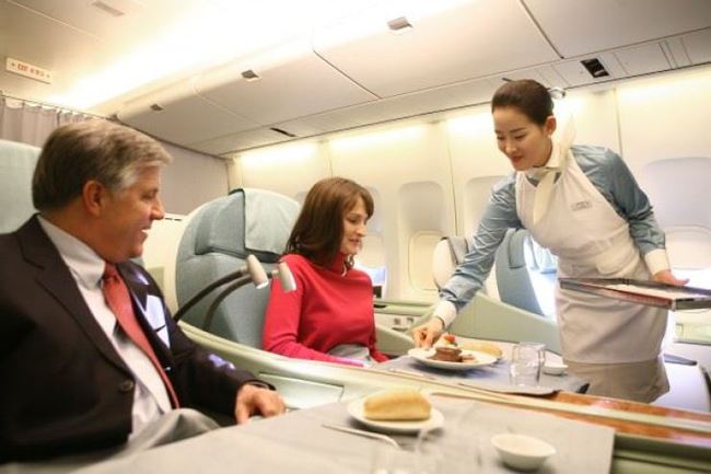 Paying more than 100 million dong to sit in business class, passengers are 