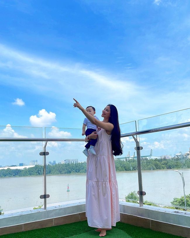 Khoảnh khắc ngọt ngào của Phạm Hương và con trai khi về Việt Nam - Ảnh 4.