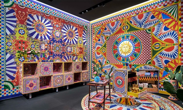 B&ecirc;n trong cửa h&agrave;ng b&aacute;n đồ nội thất đầu ti&ecirc;n của Dolce & Gabbana - Ảnh 3.