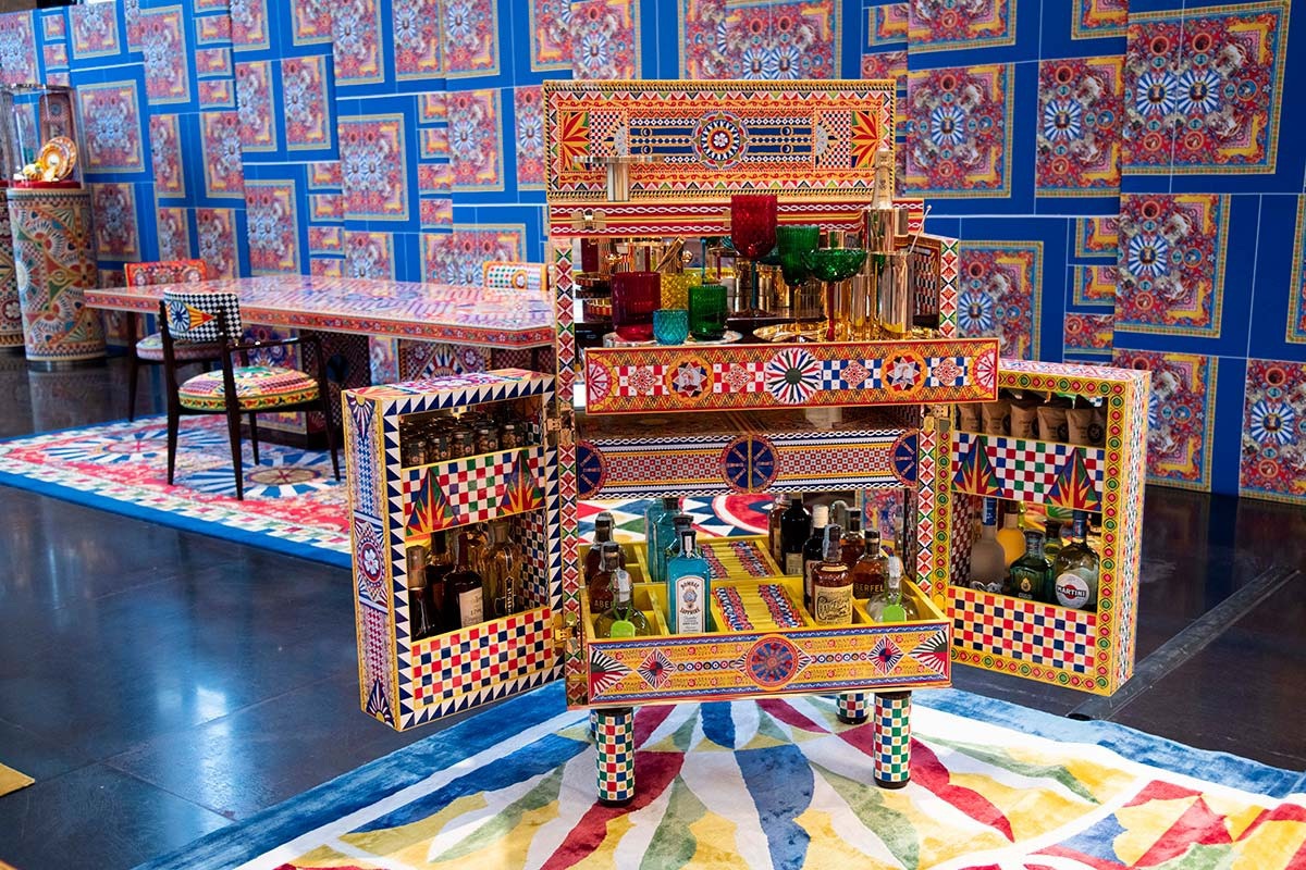 B&ecirc;n trong cửa h&agrave;ng b&aacute;n đồ nội thất đầu ti&ecirc;n của Dolce & Gabbana - Ảnh 5.