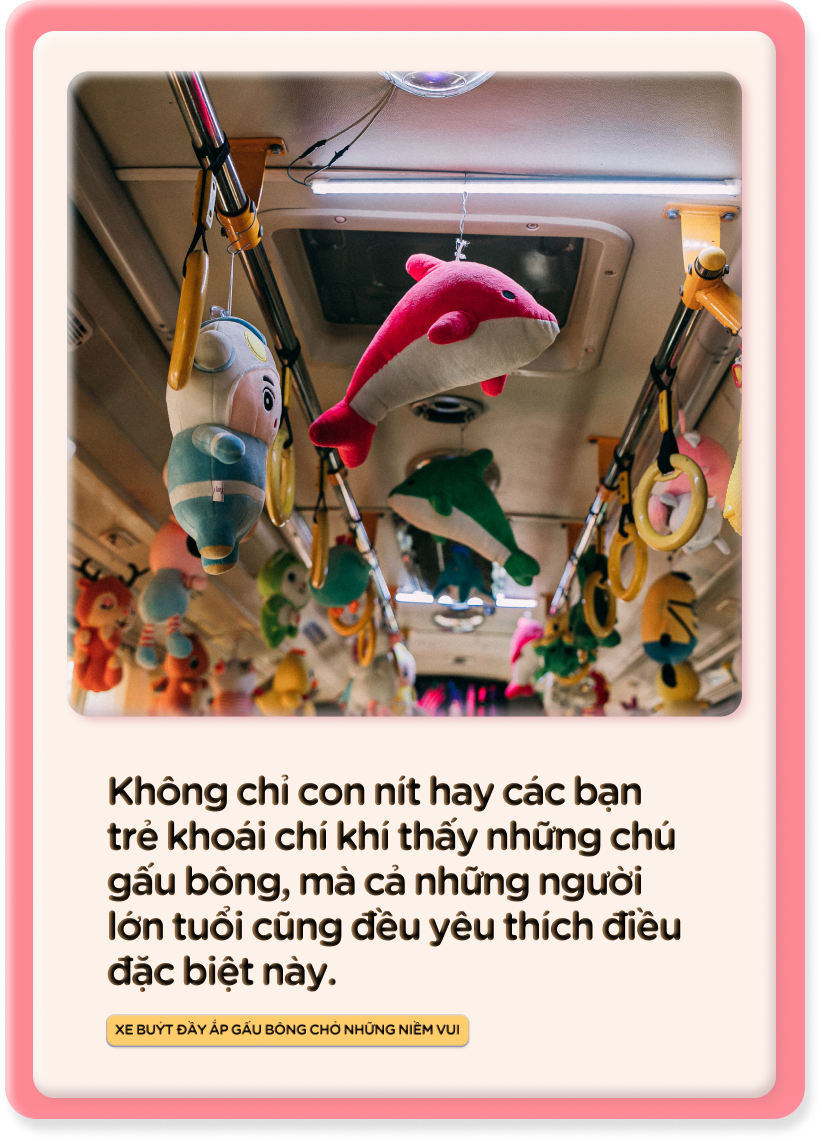 Chiếc xe bu&yacute;t đầy ắp gấu b&ocirc;ng đang nổi rần rần: Phụ xe l&agrave; một cao thủ gắp th&uacute; ch&iacute;nh hiệu - Ảnh 8.