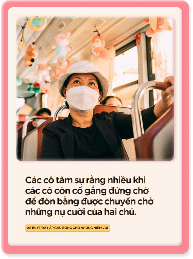 Chiếc xe bu&yacute;t đầy ắp gấu b&ocirc;ng đang nổi rần rần: Phụ xe l&agrave; một cao thủ gắp th&uacute; ch&iacute;nh hiệu - Ảnh 12.