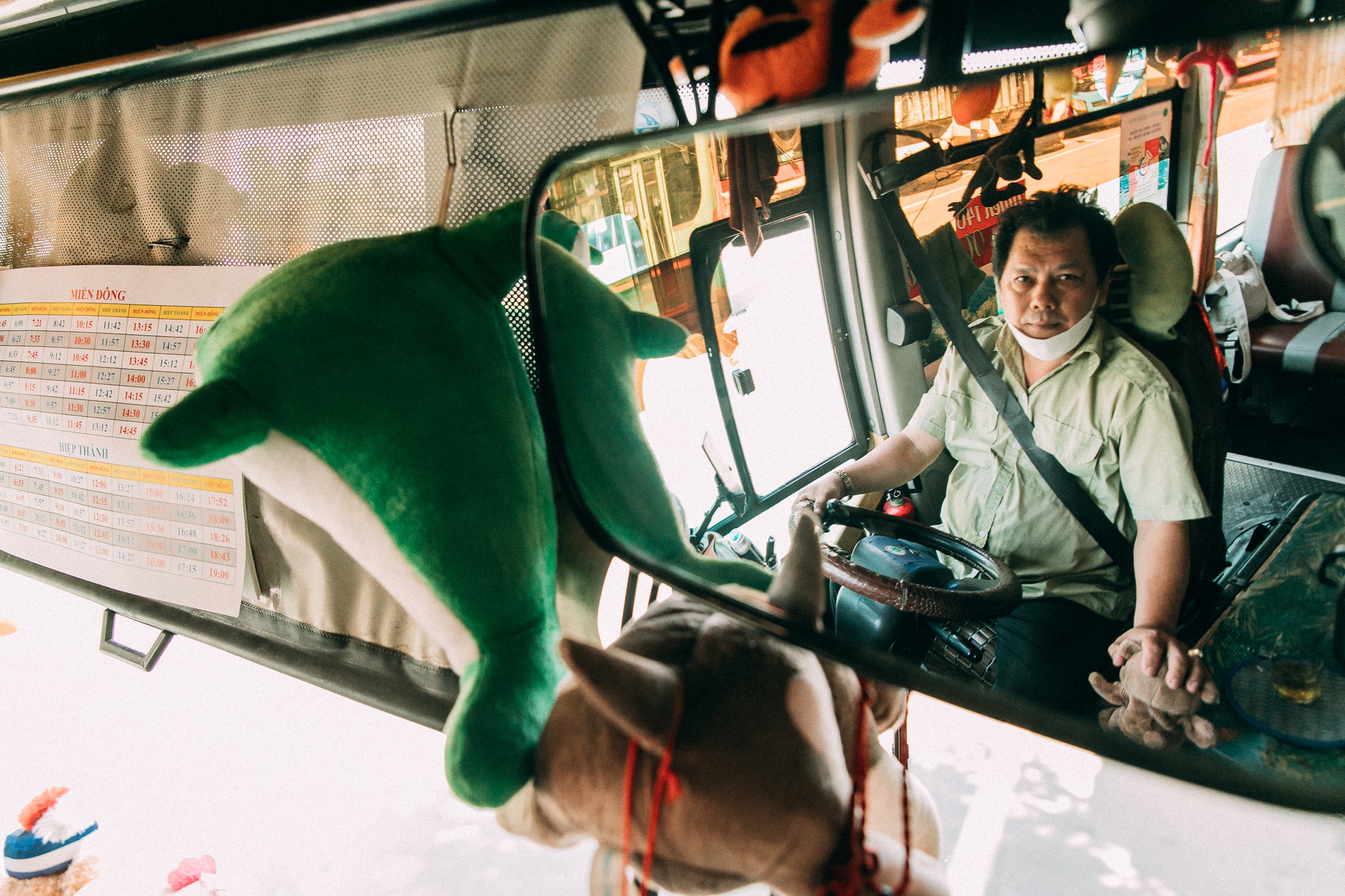 Chiếc xe bu&yacute;t đầy ắp gấu b&ocirc;ng đang nổi rần rần: Phụ xe l&agrave; một cao thủ gắp th&uacute; ch&iacute;nh hiệu - Ảnh 9.