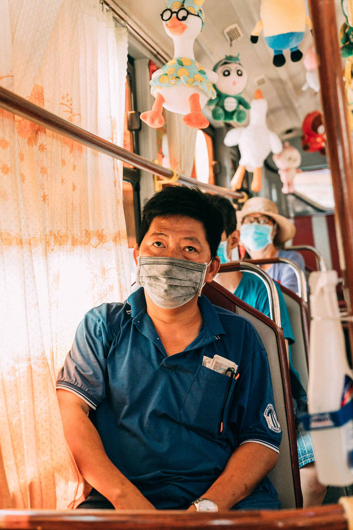 Chiếc xe bu&yacute;t đầy ắp gấu b&ocirc;ng đang nổi rần rần: Phụ xe l&agrave; một cao thủ gắp th&uacute; ch&iacute;nh hiệu - Ảnh 5.