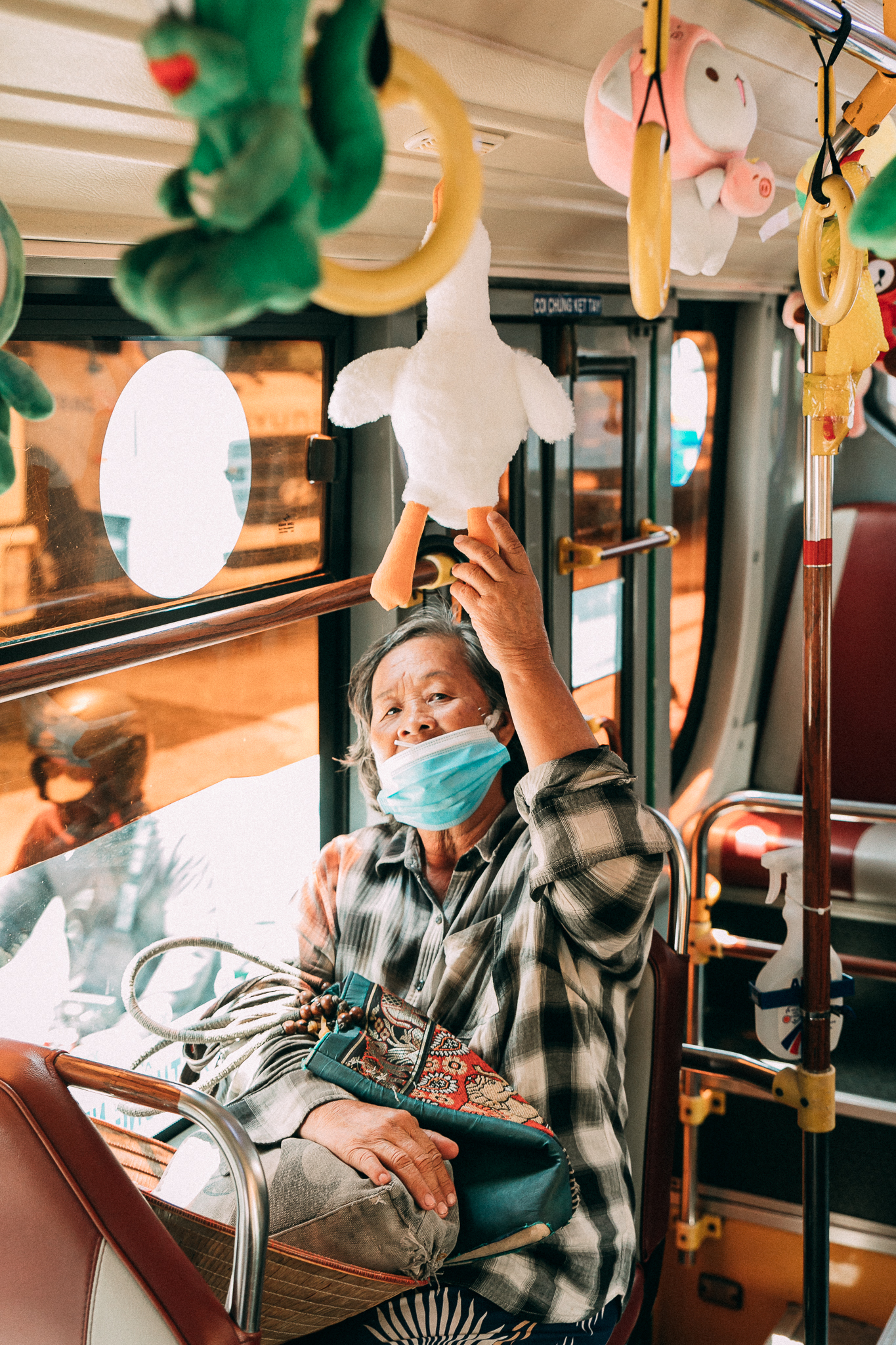 Chiếc xe bu&yacute;t đầy ắp gấu b&ocirc;ng đang nổi rần rần: Phụ xe l&agrave; một cao thủ gắp th&uacute; ch&iacute;nh hiệu - Ảnh 13.