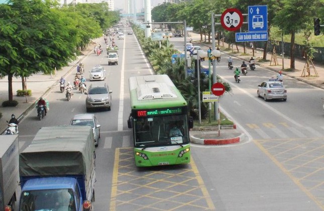 Hà Nội đề xuất cho xe khách, xe buýt thường đi vào làn BRT - Ảnh 1.