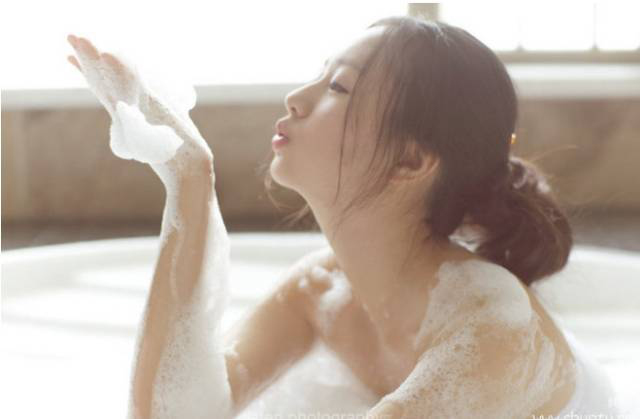 Phụ nữ tắm vào mùa hè đừng bỏ qua 4 vị trí xoa bóp giúp tăng tuổi thọ - Ảnh 1.