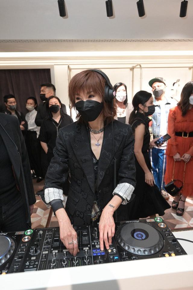 Trương Mạn Ngọc tái xuất làm DJ ở tuổi 58, khiến Tạ Đình Phong, Quách Phú Thành lu mờ  - Ảnh 2.