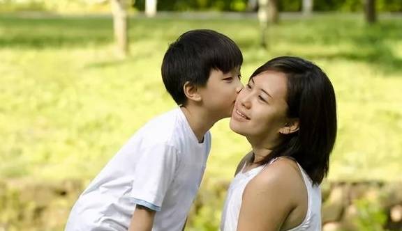 3 KHÔNG mà cha mẹ cần làm để con vượt trội hơn bạn bè: Điều cuối nhiều người biết sai mà vẫn cố vi phạm! - Ảnh 2.