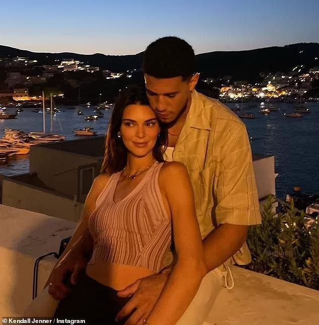 Kendall Jenner thả r&ocirc;ng ra phố, lần đầu lộ diện buồn b&atilde; sau chia tay bạn trai - Ảnh 6.
