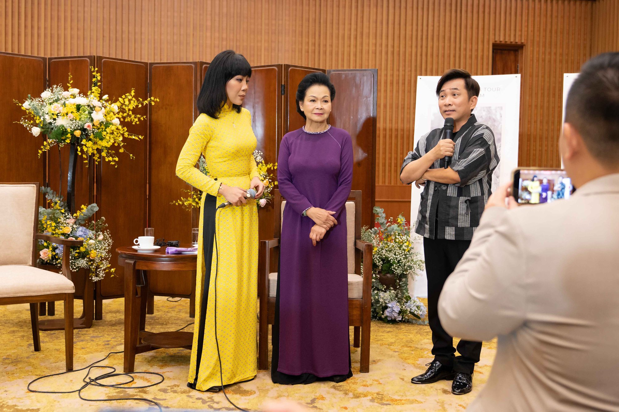 Danh ca Khánh Ly nói về ảnh chụp cùng NS Trịnh Công Sơn: Đó là 2 thằng con trai ngồi với nhau! - Ảnh 2. Danh ca Khánh Ly nói về ảnh chụp cùng NS Trịnh Công Sơn: Đó là 2 thằng con trai ngồi với nhau! - Ảnh 2.