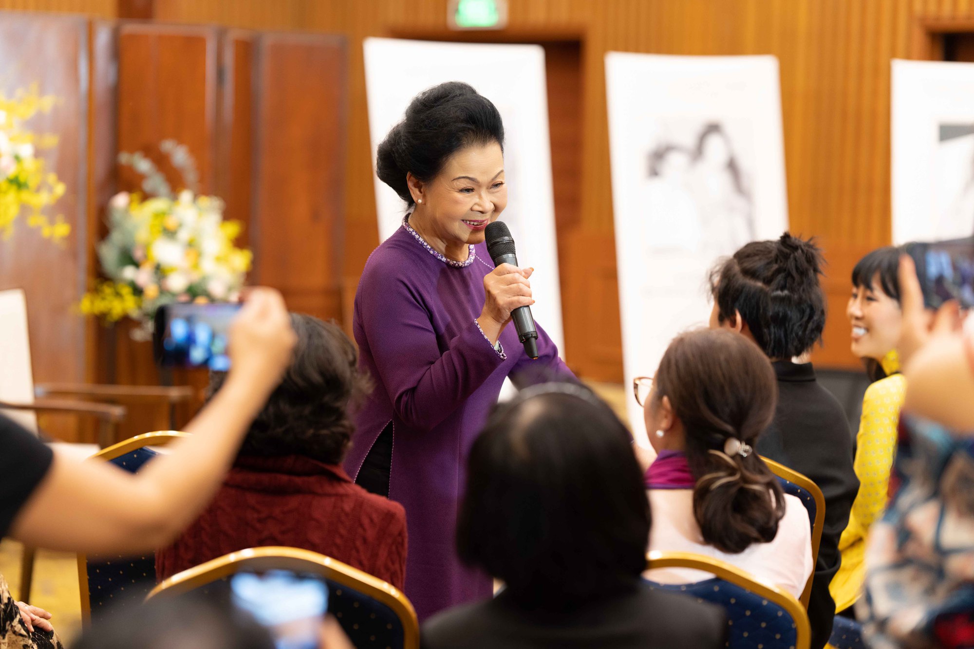 Danh ca Kh&aacute;nh Ly n&oacute;i về ảnh chụp c&ugrave;ng NS Trịnh C&ocirc;ng Sơn: Đ&oacute; l&agrave; 2 thằng con trai ngồi với nhau! - Ảnh 5.