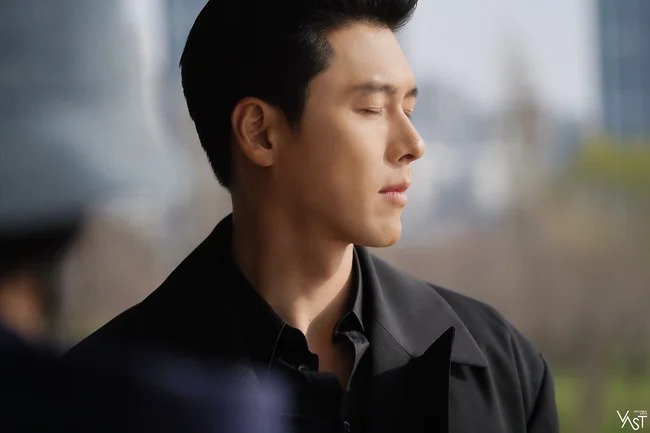 Hyun Bin khoe ngoại hình cực phẩm sau khi cùng Son Ye Jin lọt danh sách cặp vợ chồng đẹp nhất thế giới - Ảnh 4.