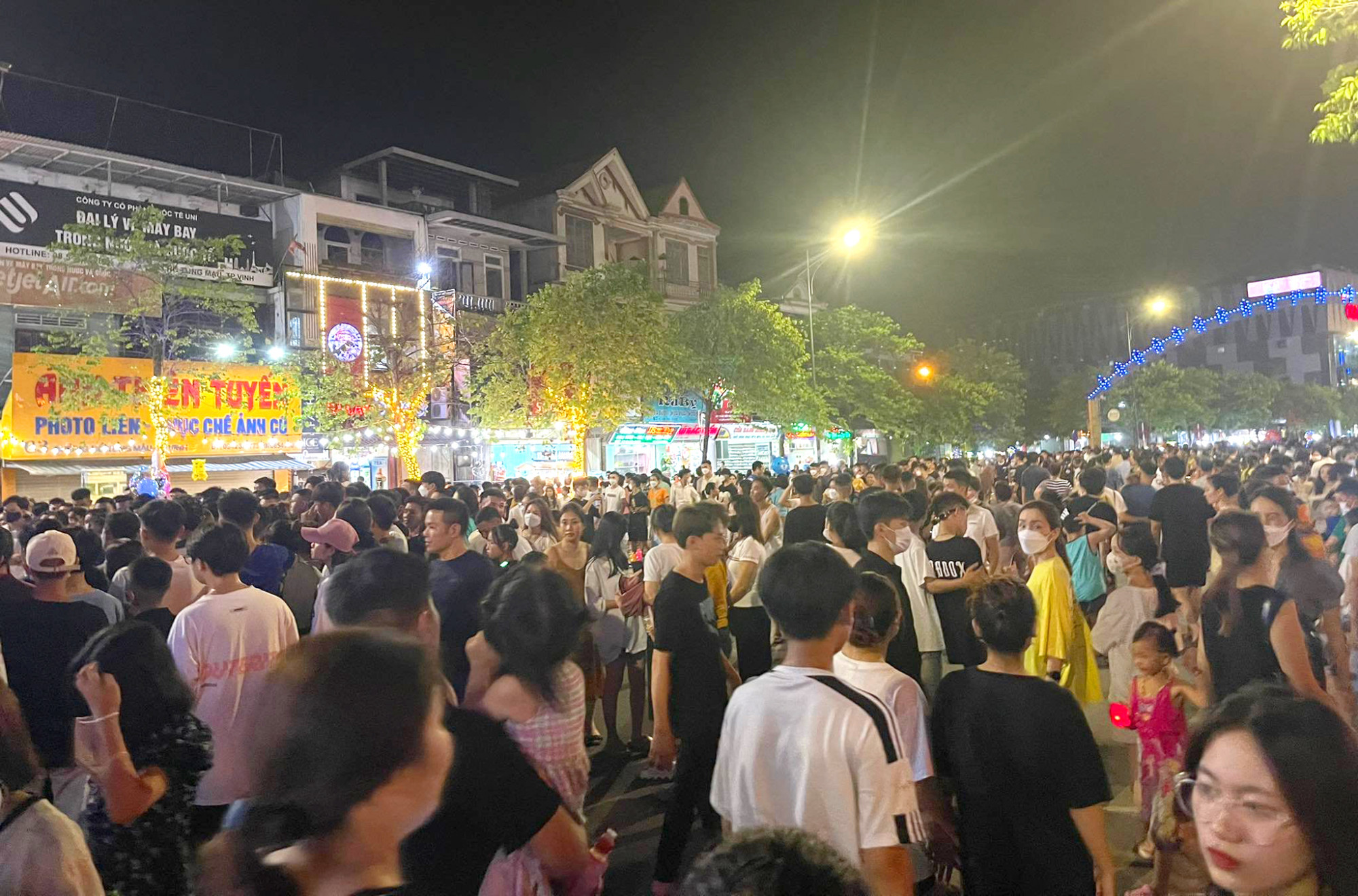 Tạm dừng hoạt động gh&eacute;p đ&ocirc;i sau vụ việc 2 em nhỏ h&ocirc;n nhau giữa phố đi bộ - Ảnh 2.