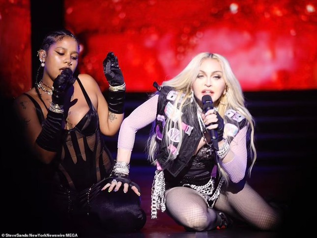 Madonna hôn nữ rapper Tokischa, còn thực hiện vũ đạo gợi dục gây sốc  - Ảnh 3.