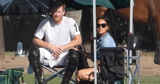 Vợ chồng Meghan Markle rơi vào cảnh bế tắc vì hành vi không đúng với hoàng gia - Ảnh 1.