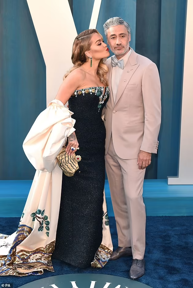 Rita Ora mặc v&aacute;y ngủ kh&ocirc;ng nội y ra phố - Ảnh 8.