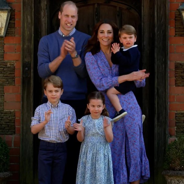 Công nương Kate mải mê bế em bé trong sự kiện, Hoàng tử William có động thái khiến mọi người thích thú - Ảnh 3.