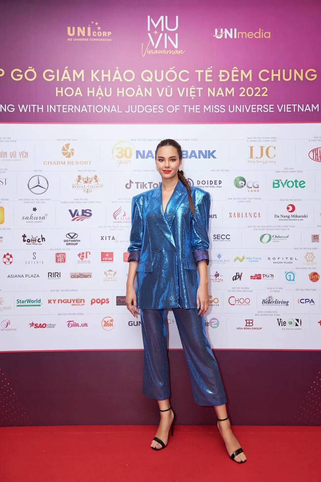 Netizen đòi giải cứu 2 Hoa hậu Hoàn vũ Thế giới khỏi stylist Việt và sự thật bất ngờ - Ảnh 3.