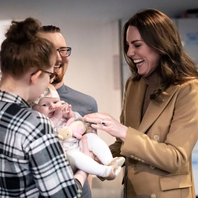 Công nương Kate mải mê bế em bé trong sự kiện, Hoàng tử William có động thái khiến mọi người thích thú - Ảnh 4.